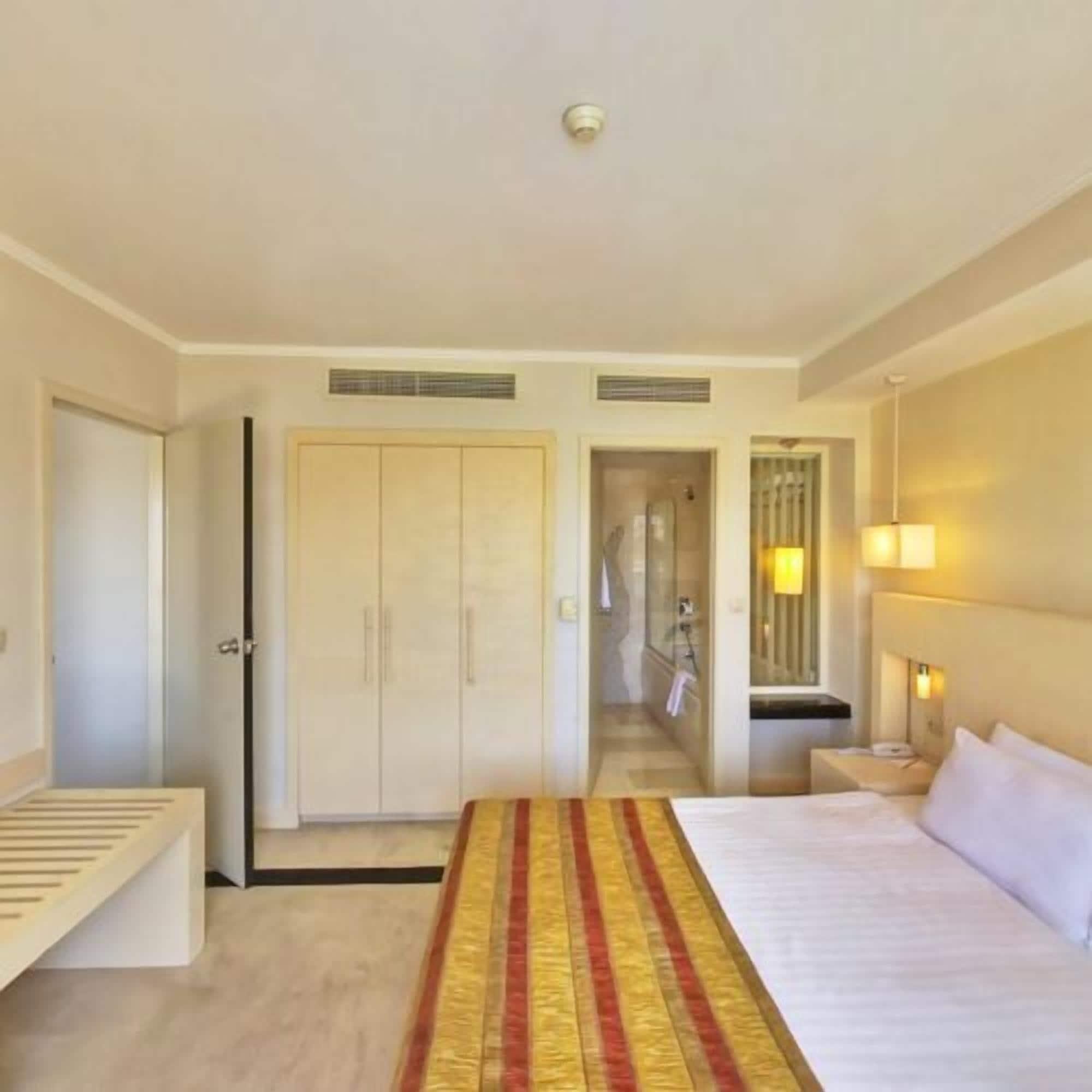 Sisus Hotel Cesme Bagian luar foto