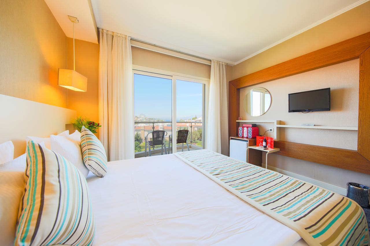Sisus Hotel Cesme Bagian luar foto