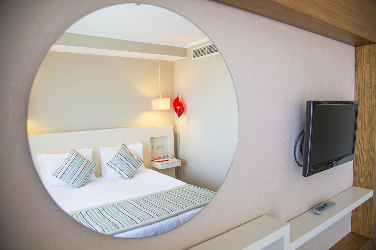 Sisus Hotel Cesme Bagian luar foto