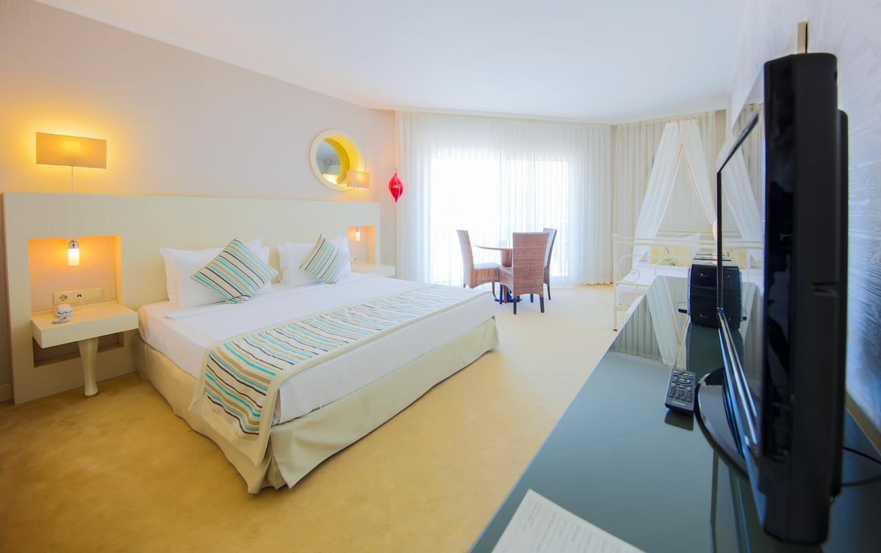 Sisus Hotel Cesme Bagian luar foto