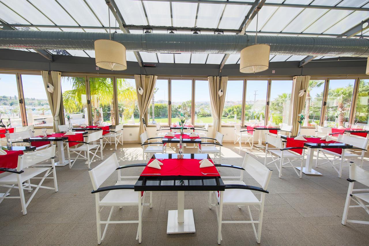 Sisus Hotel Cesme Bagian luar foto