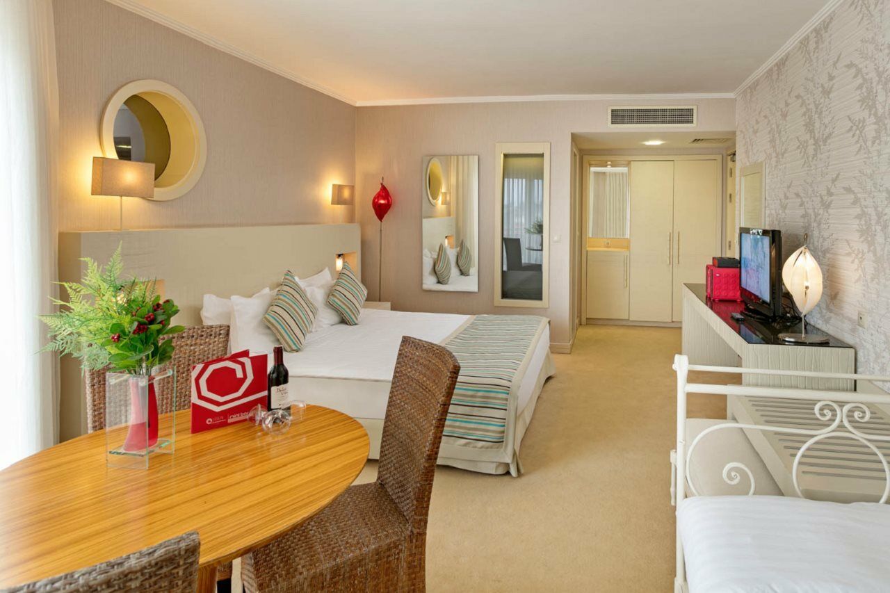 Sisus Hotel Cesme Bagian luar foto